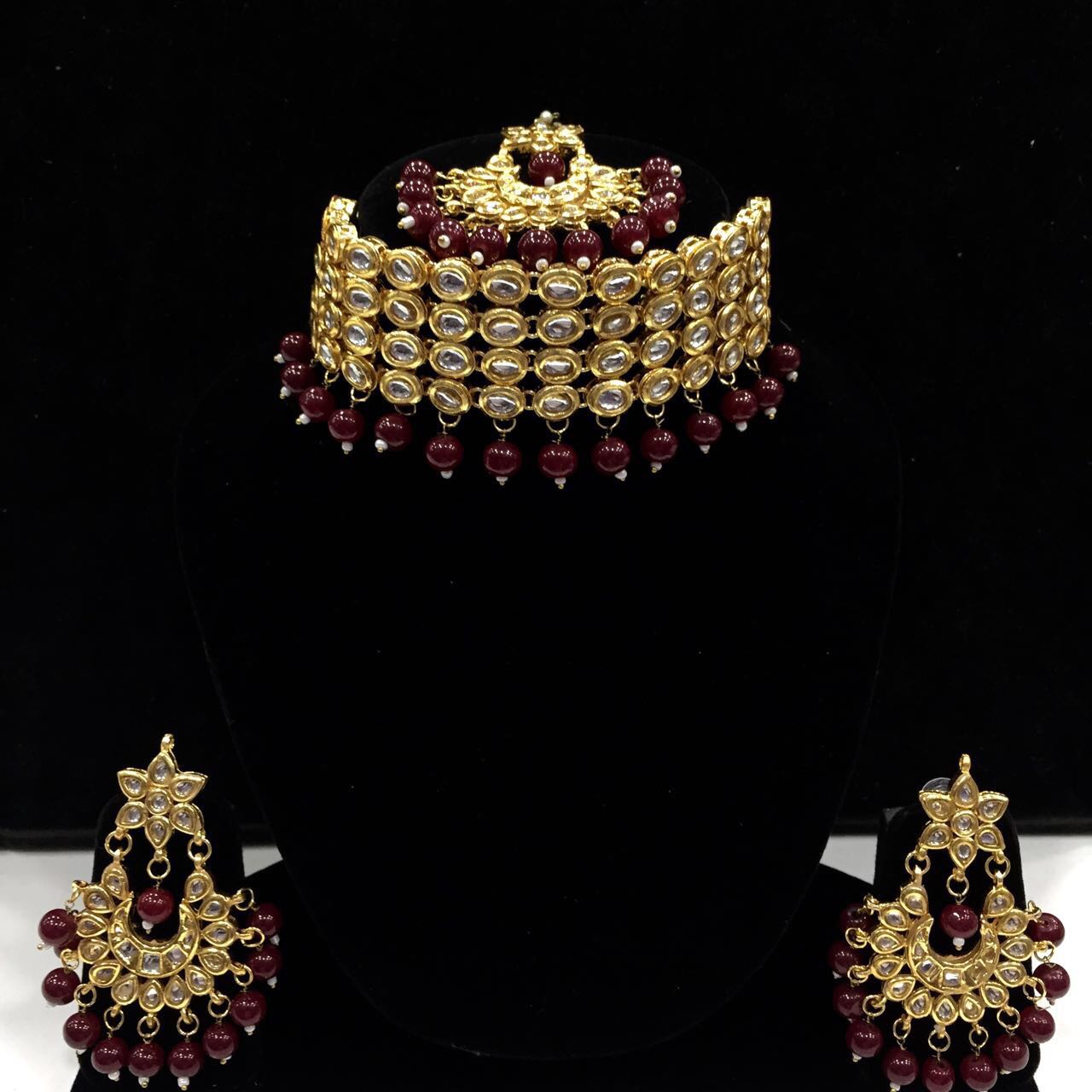 Kunsan Necklace with Earrings Whine