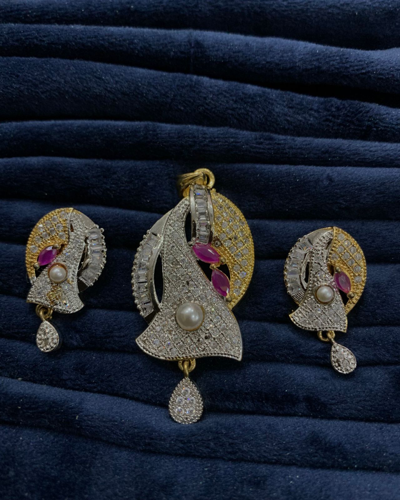 Magenta Color AD Pendant Set