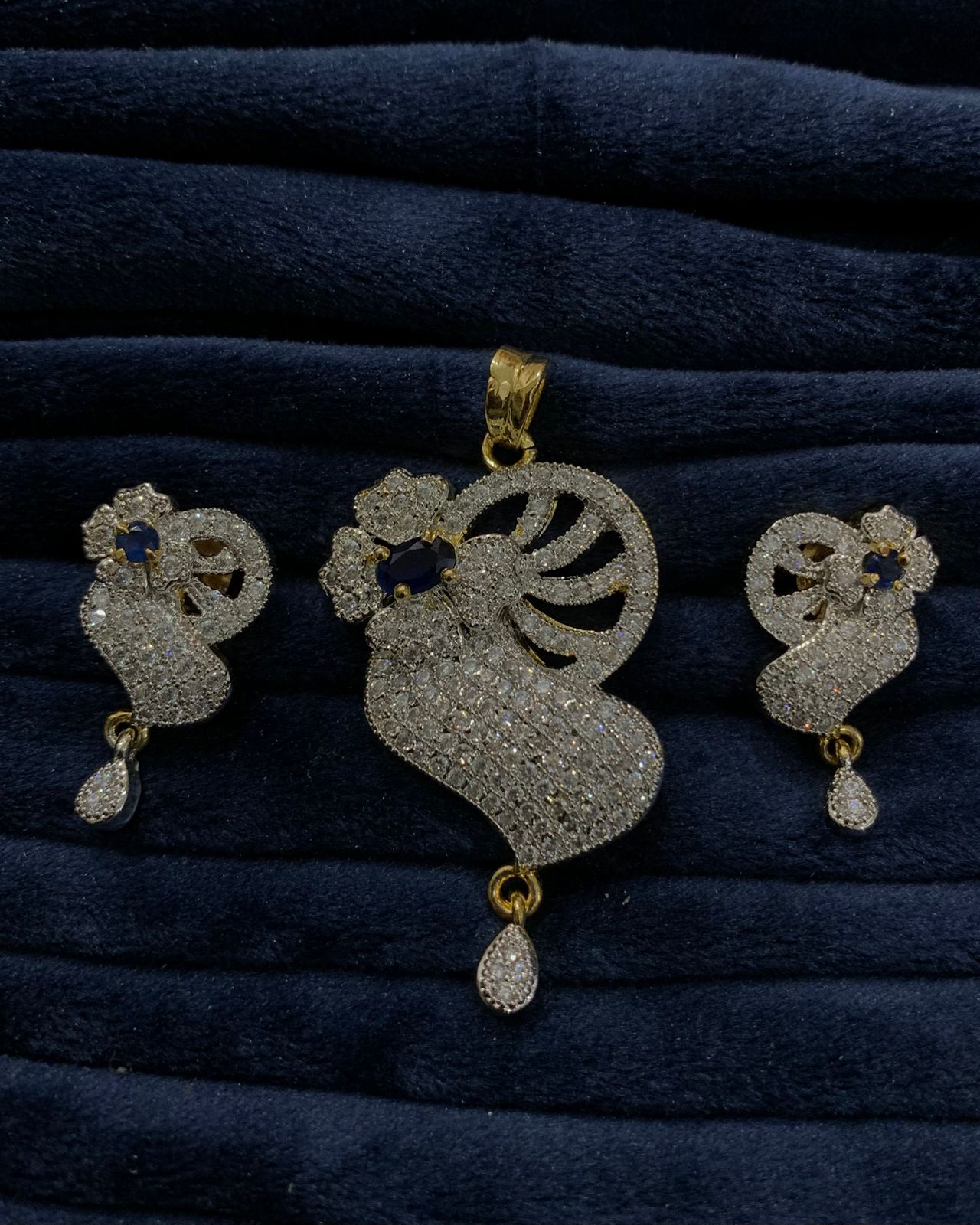 AD pendant set with black stone